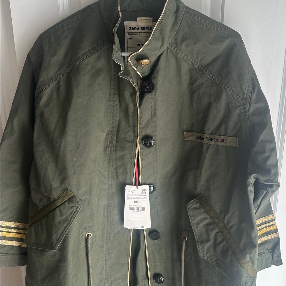 Zara SRPLS Khaki Green Coat with Gold Details
Zara SRPLS Summer 2020 Collection - Picture 9 of 14
